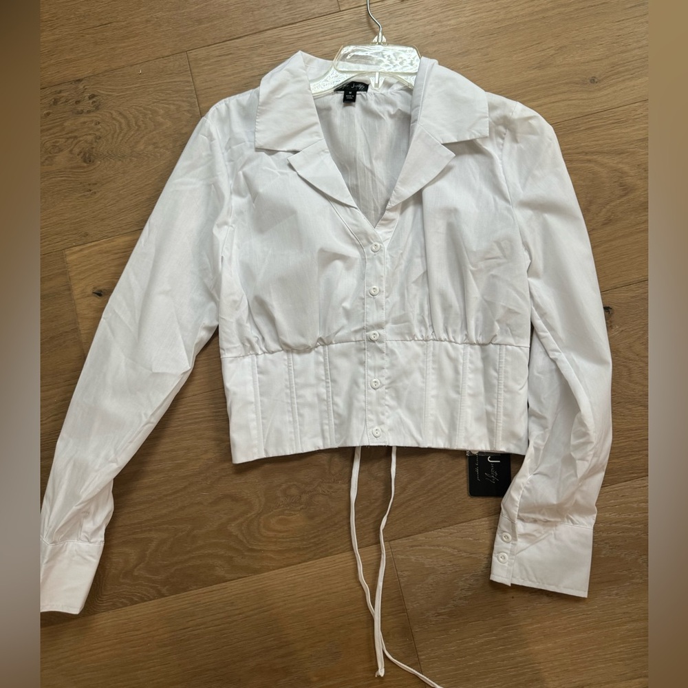 Médium. Never worn. Tags still on